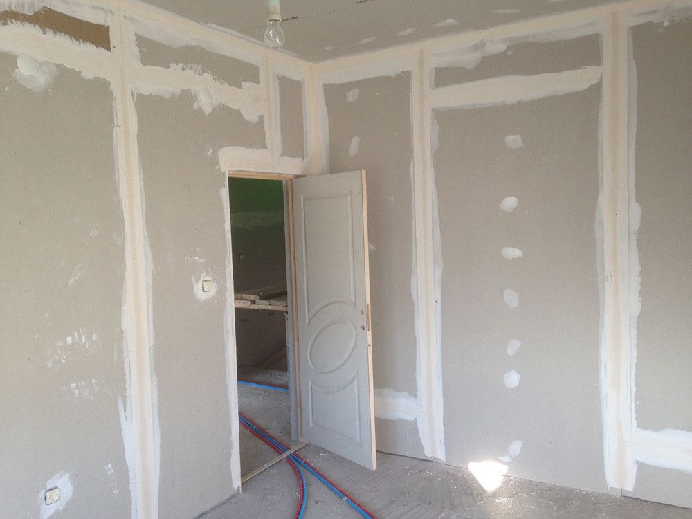 Pose de plaques de plâtre avec joints en cours de finition – Travaux de plâtrerie et aménagement intérieur par AK Rénovation dans le Pays de Gex