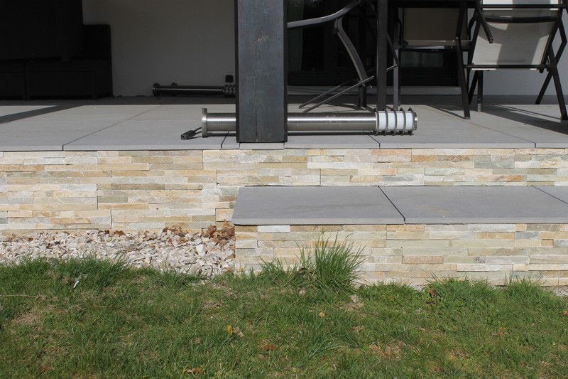 Création d’une terrasse surélevée en dalles avec parement en pierre naturelle – Pose et aménagement extérieur par AK Rénovation dans le Pays de Gex