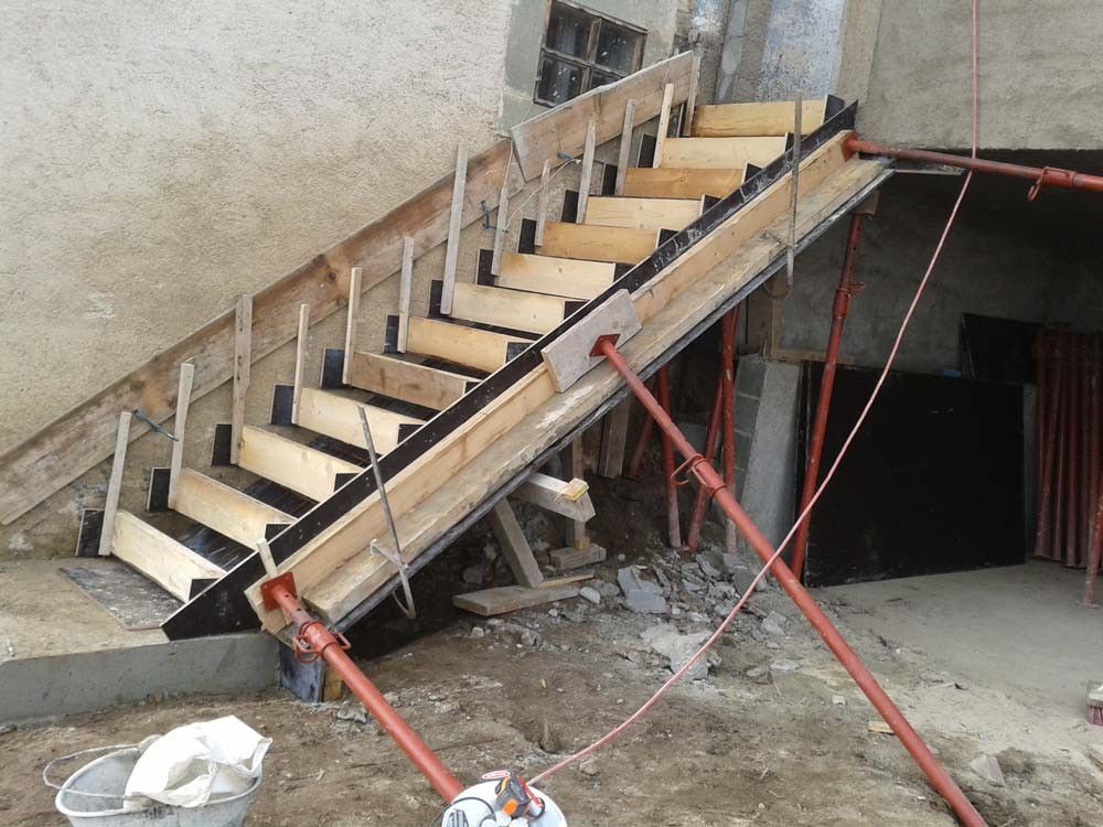 Construction d’un escalier en béton avec coffrage en bois – Travaux de maçonnerie et rénovation par AK Rénovation dans le Pays de Gex